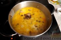 Фото приготовления рецепта: Куриный суп с грибами, вермишелью, сливками и яблоком - шаг №14