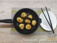 Фото приготовления рецепта: Молодая картошка с паприкой и прованскими травами - шаг №7