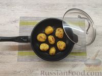Фото приготовления рецепта: Молодая картошка с паприкой и прованскими травами - шаг №8