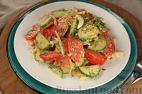 Фото приготовления рецепта: Салат с креветками, фетой, авокадо и огурцом - шаг №11