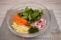 Фото приготовления рецепта: Салат с редиской, яблоками, морковью и шпинатом - шаг №7
