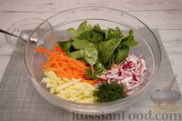 Фото приготовления рецепта: Салат с редиской, яблоками, морковью и шпинатом - шаг №8