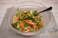 Фото приготовления рецепта: Салат с редиской, яблоками, морковью и шпинатом - шаг №9