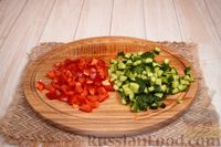 Фото приготовления рецепта: Салат с огурцами, сладким перцем, кукурузой, фасолью и рисом - шаг №3