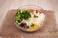 Фото приготовления рецепта: Салат с огурцами, сладким перцем, кукурузой, фасолью и рисом - шаг №5