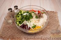 Фото приготовления рецепта: Салат с огурцами, сладким перцем, кукурузой, фасолью и рисом - шаг №6