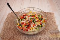 Фото приготовления рецепта: Салат с огурцами, сладким перцем, кукурузой, фасолью и рисом - шаг №7