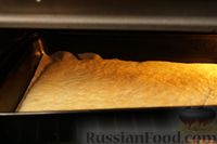 Фото приготовления рецепта: Масляный бисквитный рулет с джемом - шаг №7