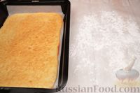 Фото приготовления рецепта: Масляный бисквитный рулет с джемом - шаг №9