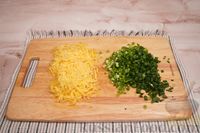 Фото приготовления рецепта: Дрожжевые лепёшки с сыром и зелёным луком - шаг №8