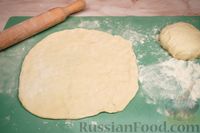 Фото приготовления рецепта: Дрожжевые лепёшки с сыром и зелёным луком - шаг №9