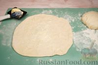 Фото приготовления рецепта: Дрожжевые лепёшки с сыром и зелёным луком - шаг №10