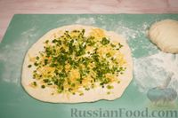 Фото приготовления рецепта: Дрожжевые лепёшки с сыром и зелёным луком - шаг №11