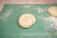 Фото приготовления рецепта: Дрожжевые лепёшки с сыром и зелёным луком - шаг №13