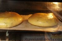 Фото приготовления рецепта: Дрожжевые лепёшки с сыром и зелёным луком - шаг №16