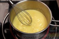 Фото приготовления рецепта: Бисквитный рулет с заварным желтковым кремом - шаг №24