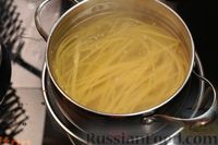 Фото приготовления рецепта: Спагетти с сырно-шпинатным соусом - шаг №2