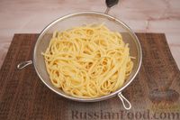 Фото приготовления рецепта: Спагетти с сырно-шпинатным соусом - шаг №9