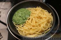 Фото приготовления рецепта: Спагетти с сырно-шпинатным соусом - шаг №10