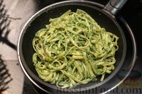 Фото приготовления рецепта: Спагетти с сырно-шпинатным соусом - шаг №12