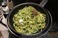 Фото приготовления рецепта: Спагетти с сырно-шпинатным соусом - шаг №11