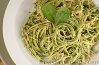 Фото приготовления рецепта: Спагетти с сырно-шпинатным соусом - шаг №14