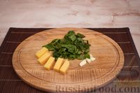 Фото приготовления рецепта: Закусочные слойки с базиликом, сыром и чесноком - шаг №4