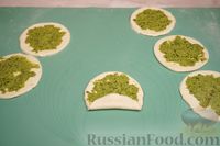 Фото приготовления рецепта: Закусочные слойки с базиликом, сыром и чесноком - шаг №8