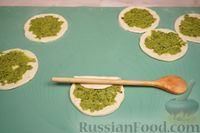 Фото приготовления рецепта: Закусочные слойки с базиликом, сыром и чесноком - шаг №9