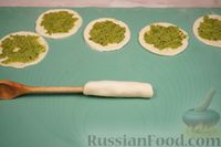 Фото приготовления рецепта: Закусочные слойки с базиликом, сыром и чесноком - шаг №10