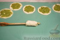 Фото приготовления рецепта: Закусочные слойки с базиликом, сыром и чесноком - шаг №11