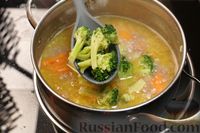 Фото приготовления рецепта: Суп с фаршем, брокколи, зелёным горошком и сливками - шаг №9