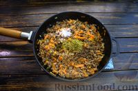 Фото приготовления рецепта: Картофельные пирожки с мясным фаршем и морковью - шаг №9