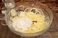 Фото приготовления рецепта: Бездрожжевой луковый пирог на сметане - шаг №5