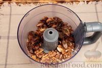 Фото приготовления рецепта: Конфеты из фиников, орехов, какао и кокосовой стружки - шаг №5