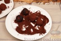 Фото приготовления рецепта: Конфеты из фиников, орехов, какао и кокосовой стружки - шаг №10