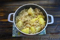 Фото приготовления рецепта: Картофельное пюре с перловкой, беконом и луком - шаг №13