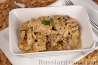 Фото к рецепту: Курица с грибами в сметанном соусе, запечённая в рукаве