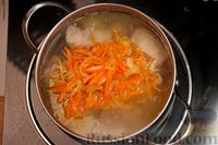 Фото приготовления рецепта: Щавелевый суп со сметаной и яичной паутинкой - шаг №7