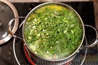 Фото приготовления рецепта: Щавелевый суп со сметаной и яичной паутинкой - шаг №11