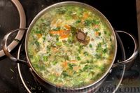 Фото приготовления рецепта: Щавелевый суп со сметаной и яичной паутинкой - шаг №13
