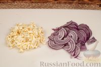 Фото приготовления рецепта: Салат из молодой капусты с ветчиной и плавленым сыром - шаг №4