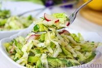 Фото к рецепту: Салат из молодой капусты с огурцом и редисом
