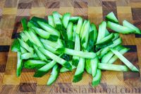 Фото приготовления рецепта: Салат из молодой капусты с огурцом и редисом - шаг №2