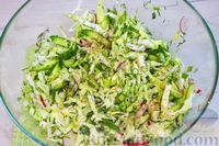 Фото приготовления рецепта: Салат из молодой капусты с огурцом и редисом - шаг №5