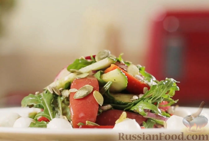 Рецепт Легкий овощной салат с моцареллой