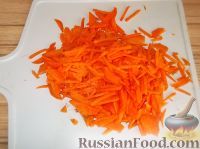 Фото приготовления рецепта: Кальмары, фаршированные морковью и яблоками, в сметанном соусе - шаг №2