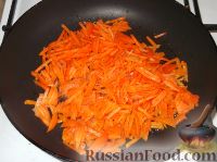 Фото приготовления рецепта: Кальмары, фаршированные морковью и яблоками, в сметанном соусе - шаг №3
