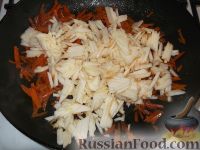 Фото приготовления рецепта: Кальмары, фаршированные морковью и яблоками, в сметанном соусе - шаг №6
