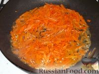 Фото приготовления рецепта: Кальмары, фаршированные морковью и яблоками, в сметанном соусе - шаг №4